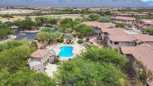 Un quartiere residenziale con case, una piscina e un fiume.