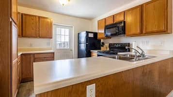 JÀÀkaappi, mikroaaltouuni, uuni, liesi