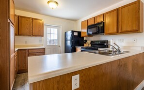 Fridge, microwave, oven, stovetop - Clean, Modern! 3 Bedrooms, River, Downtown (Cody)