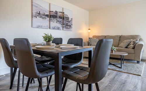 Clean, Modern! 3 Bedrooms, River, Downtown