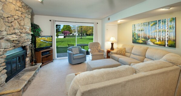 Een televisie en een open haard