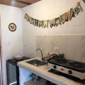 Réfrigérateur, batterie de cuisine, vaisselle et ustensiles