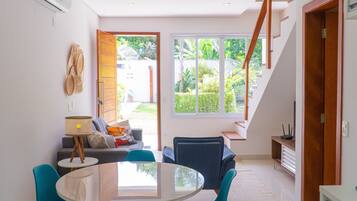 Deluxe-huoneisto, 2 makuuhuonetta | Oleskelualue | 43–tuumainen äly-TV, jossa kaapelikanavat