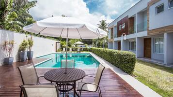 Piscina externa, guarda-sóis