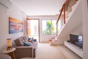 Apartamento de lujo, 3 habitaciones | Zona de estar | Smart TV de 43 pulgadas con canales por cable, una televisión