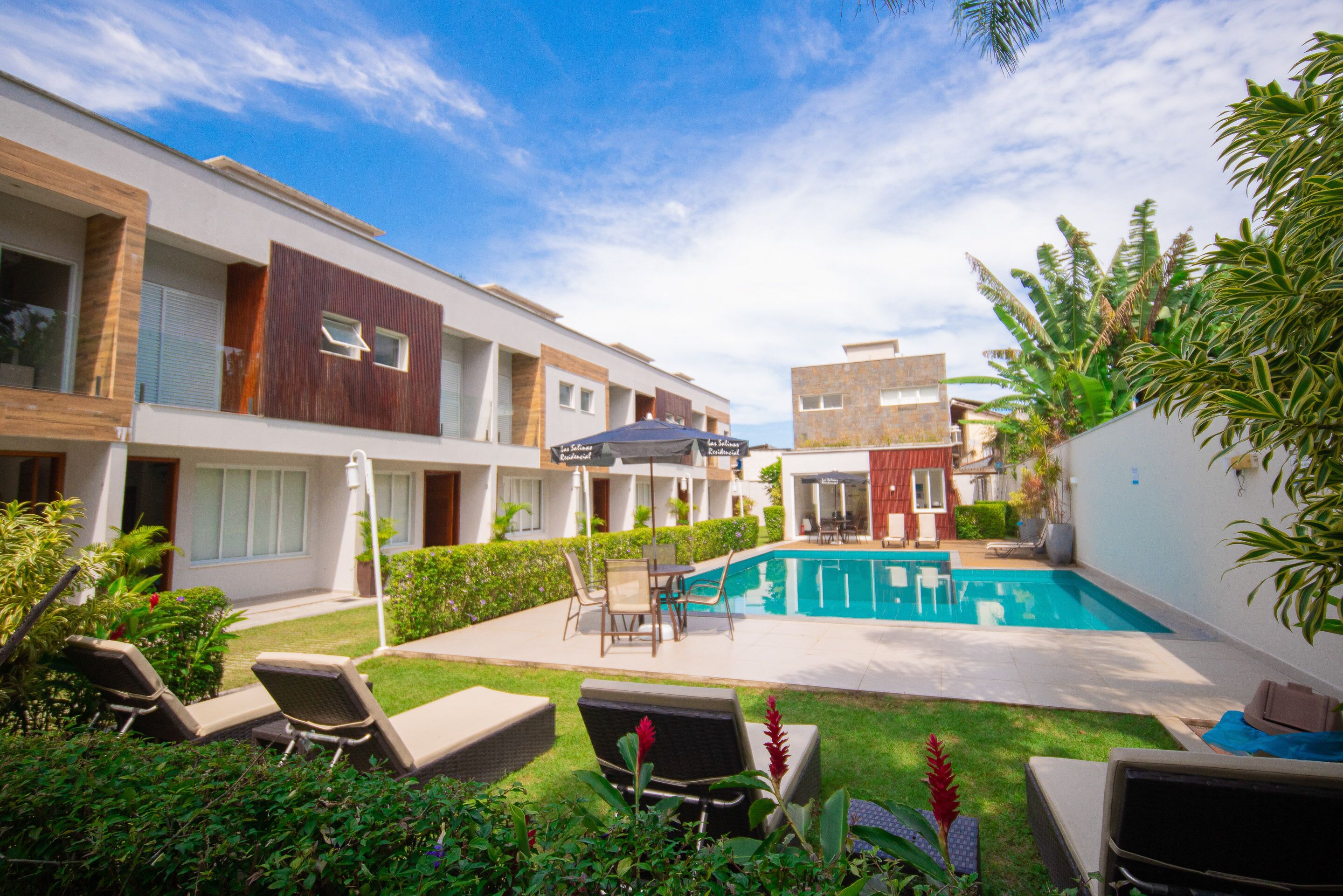 Piscina externa, guarda-sóis