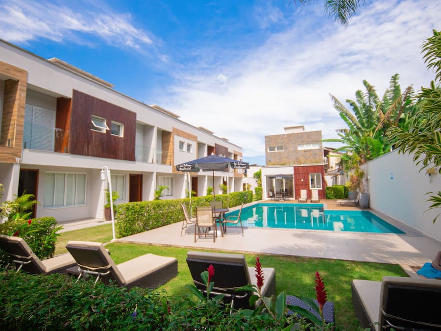 Utomhuspool och parasoller