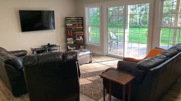 Smart TV, lareira, livros