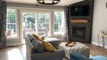 Smart TV, lareira, livros