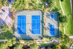 An aerial view of a tennis court complex with multiple courts, surrounded by greenery and a parking area. - 1st Flr-Poolside Oasis@ Easy Access to Pool|Destin (Destin)