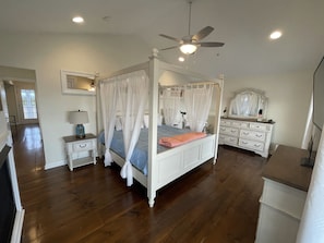 5 habitaciones, tabla de planchar con plancha y cuna de viaje 