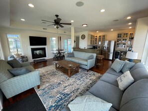 Smart TV, chimenea, videojuegos y libros 