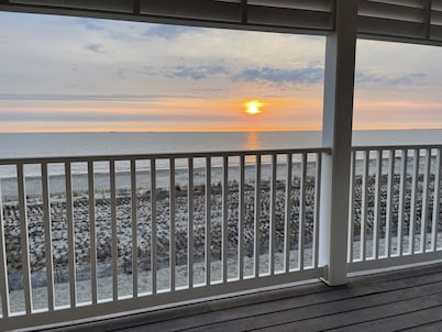 Piper's Paradise -  Beachfront, Views, Sonos, Sauna, Tesla charger, Arcade