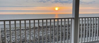 Piper's Paradise - Beachfront, Views, Sonos, Sauna, Tesla charger, Arcade