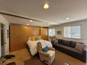 Een strijkplank/strijkijzer, reisbedje, gratis wifi, beddengoed