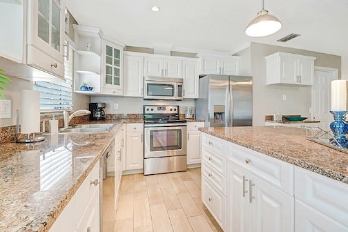 -Sea Coast Living At it's BEST, Heated pool, near beaches, shops, restaurants