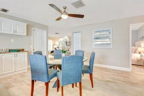 Dining - -Sea Coast Living At it's BEST, Heated pool, near beaches, shops, restaurants (Naples)