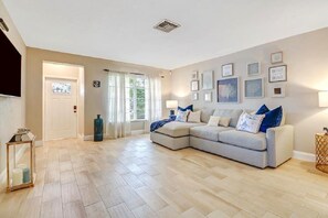 Smart TV, DVD player - -Sea Coast Living At it's BEST, Heated pool, near beaches, shops, restaurants (Naples)