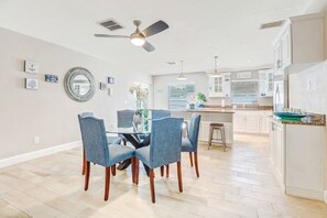 Dining - -Sea Coast Living At it's BEST, Heated pool, near beaches, shops, restaurants (Naples)