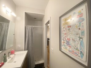 Shower, hair dryer, towels, soap - Fast Path or Ferry Ride to NYC & World Cup High End Furniture & Bedding Hoboken (Hoboken)