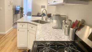 Fridge, microwave, oven, stovetop - Charming Hoboken location. Fast Path, Bus or Ferry to NYC.  High End Furniture.  (Hoboken)