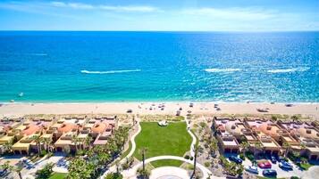 Plage, chaises longues, serviettes de plage