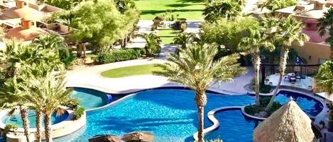 Een buitenzwembad, een verwarmd zwembad