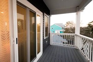 Property grounds - Carolina Casita, short walk to tiki bar and beach (Carolina Beach)
