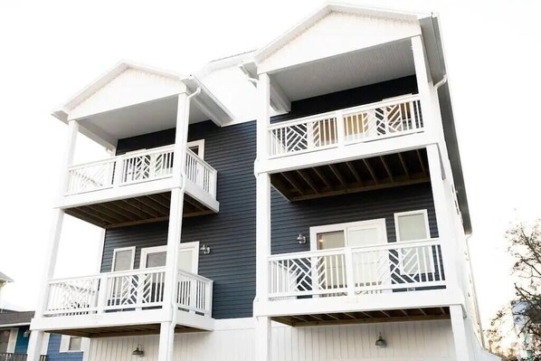 Exterior - Carolina Casita, short walk to tiki bar and beach (Carolina Beach)