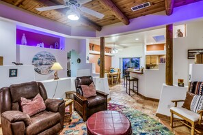 Smart TV, fireplace, DVD player, computer monitors - Special 15% off 4 Nights! New Riviera Boat Launch Only 0.5 mile Away! (Lake Havasu City)