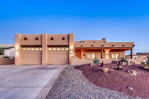 Exterior - Special 15% off 4 Nights! New Riviera Boat Launch Only 0.5 mile Away! (Lake Havasu City)