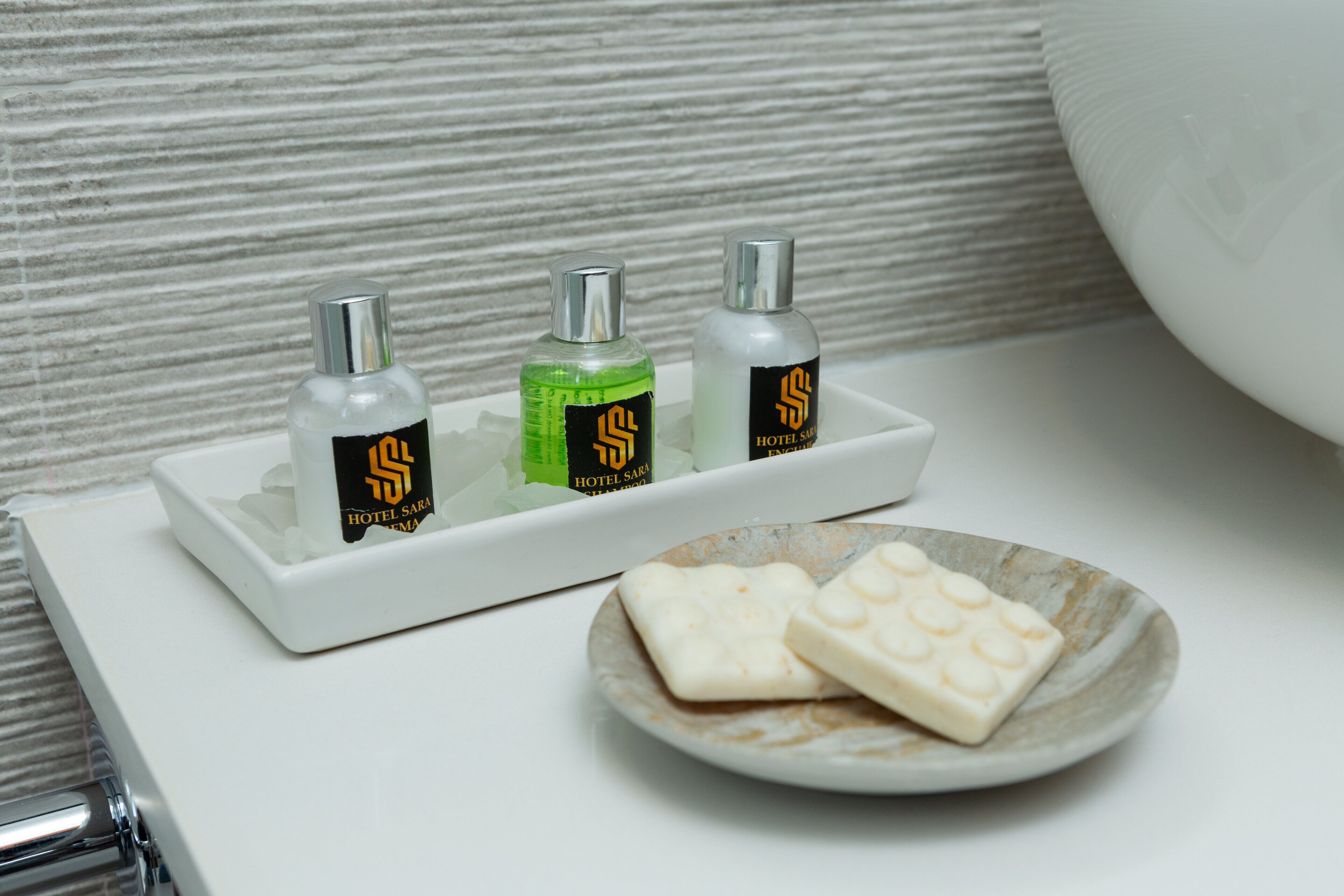 towels, soap, shampoo, toilet paper