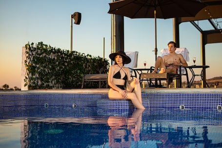 Alberca al aire libre y camastros . Sara N Hotel & Spa
