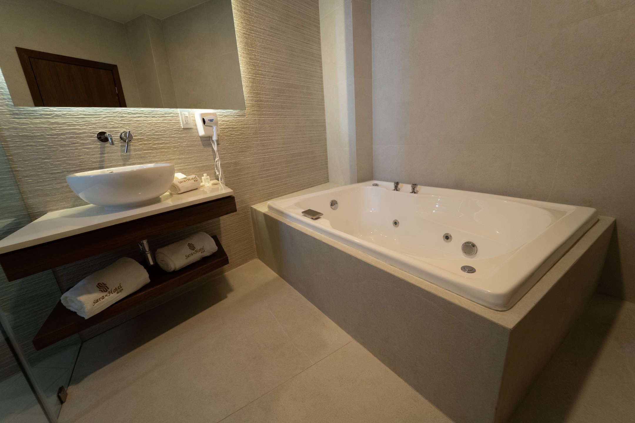 junior room | jetted bathtub