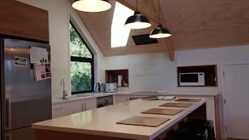 Geladeira, micro-ondas, fogão, cooktop