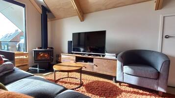 Smart TV, fireplace