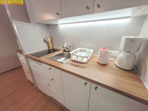 Réfrigérateur, micro-ondes, plaque de cuisson, cafetière/bouilloire