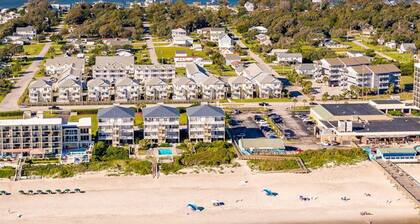Luxe Villa – Steps to Beach & Pool, LINENS INCLUDED