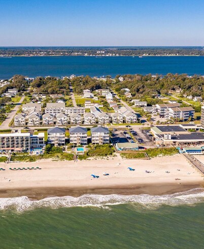 Luxe Villa – Steps to Beach & Pool, LINENS INCLUDED