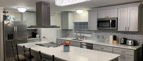 Refrigerador, microondas, horno y parrilla de estufa