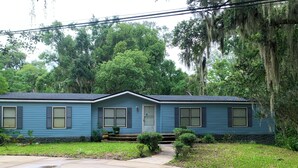 Exterior - Cozy 5 Bedroom 85” TV Home in a Secluded Area (Jacksonville)