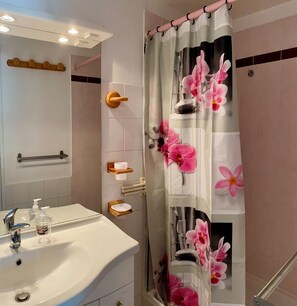 Dusche, Haartrockner, Seife, Toilettenpapier