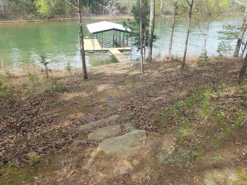 3-074 Songbird / Sleeps 6 / Private Covered Dock / WiFi / Pets Welcome Lakefront