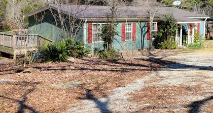3-074 Songbird / Sleeps 6 / Private Covered Dock / WiFi / Pets Welcome Lakefront