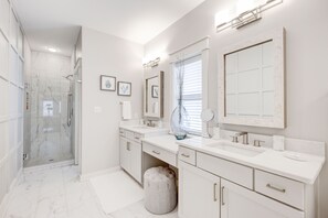 Combined shower/tub, hair dryer, towels, soap - Casa Camellia - 30A a few steps from the Santa Rosa Beach (Santa Rosa Beach)