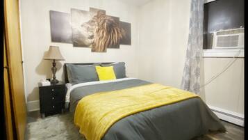 1 habitación, tabla de planchar con plancha y cuna de viaje