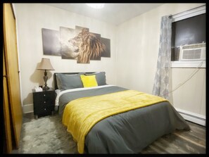 1 habitación, tabla de planchar con plancha y cuna de viaje