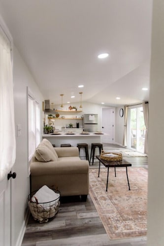 Country Outback Cozy Home *W/Camp Fire Pit*