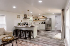 ثلاجة، ميكروويف، فرن، موقد طهي مسطح