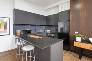 冷蔵庫、電子レンジ、オーブン、コンロ